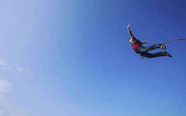 Mit einem Seil von einer Klippe in eine Schlucht springen. — Stockfoto