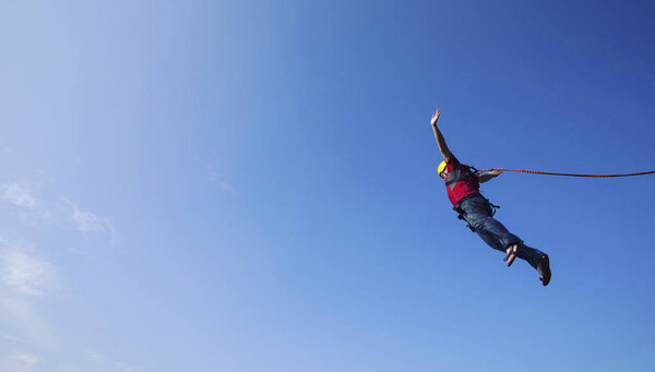Прыжок со скалы в каньон с веревкой
.