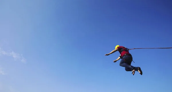 Mit einem Seil von einer Klippe in eine Schlucht springen. — Stockfoto