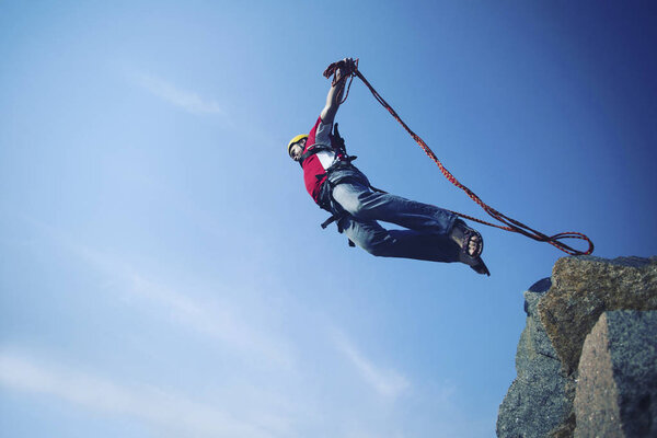 Прыжок со скалы в каньон с веревкой
.