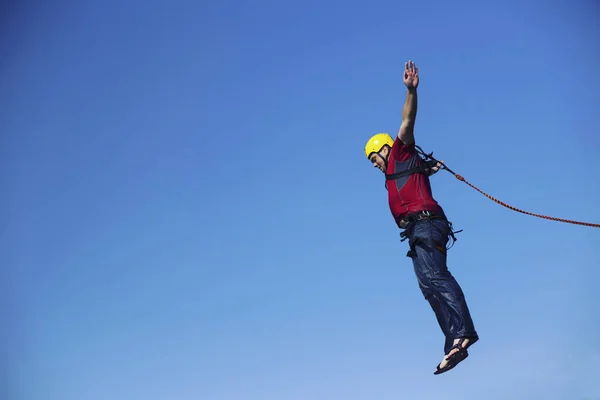 Jump off a cliff into a canyon with a rope. — Stock Photo, Image