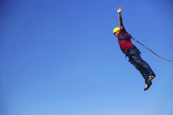 Hoppa från en klippa i en kanjon med ett rep. — Stockfoto