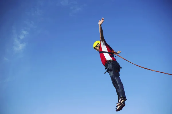 Mit einem Seil von einer Klippe in eine Schlucht springen. — Stockfoto