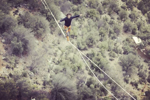 Caminar por una línea en el cielo.Carnaval turco Highline en Antalya . — Foto de Stock