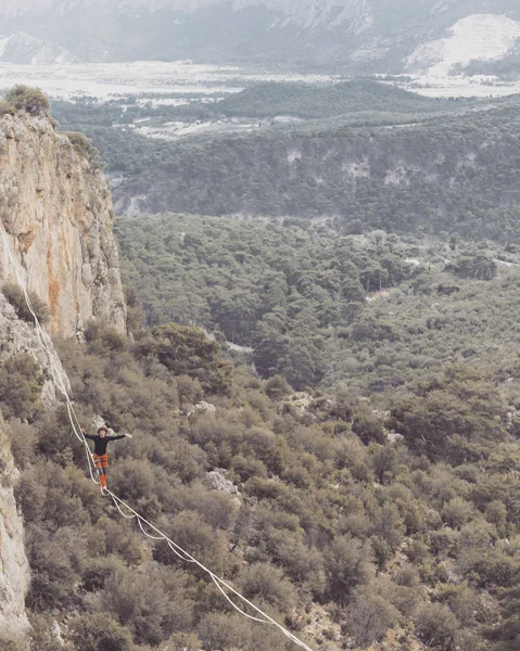 Marchez une ligne dans le ciel.Carnaval turc Highline à Antalya . — Photo