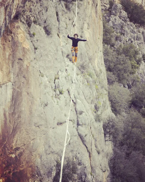 Gökyüzünde aşmak. Antalya'da Türk Highline karnaval. — Stok fotoğraf