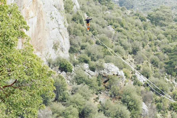 Gökyüzünde aşmak. Antalya'da Türk Highline karnaval. — Stok fotoğraf