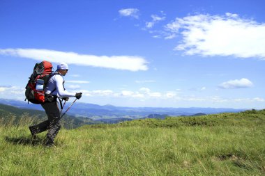 Bir sırt çantası ve çadır ile dağlarda yaz zammını.