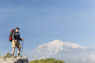 Bir sırt çantası ve çadır ile dağlarda yaz zammını.