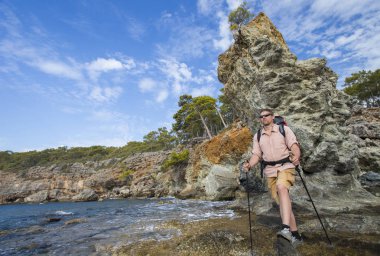 Bir sırt çantası ve çadır ile dağlarda yaz zammını.