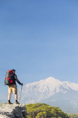 Bir sırt çantası ve çadır ile dağlarda yaz zammını.