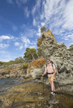 Bir sırt çantası ve çadır ile dağlarda yaz zammını.