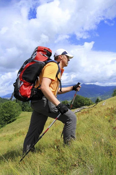 Summer hike in the mountains with a backpack and tent. — Stock Photo, Image