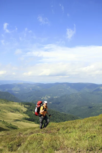 Summer hike in the mountains with a backpack and tent. — Stock Photo, Image