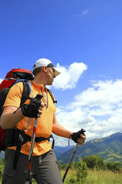 带着背包和帐篷夏天登山活动. — 图库照片