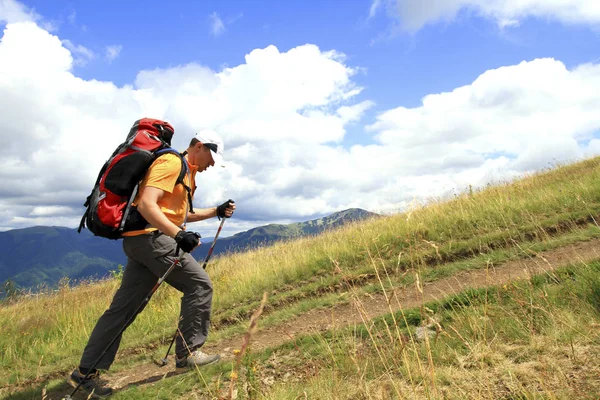 Caminhada de verão nas montanhas com uma mochila e tenda . — Fotografia de Stock