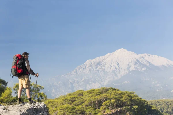 Caminata de verano en las montañas con una mochila y tienda de campaña . — Foto de Stock