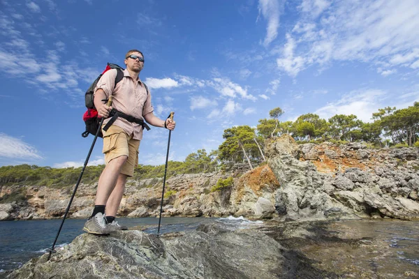 Caminata de verano en las montañas con una mochila y tienda de campaña . — Foto de Stock