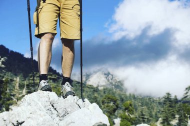 Bir sırt çantası ve çadır ile dağlarda yaz zammını.