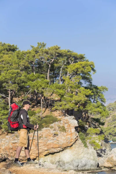 Sommar vandring i bergen med en ryggsäck och tält. — Stockfoto