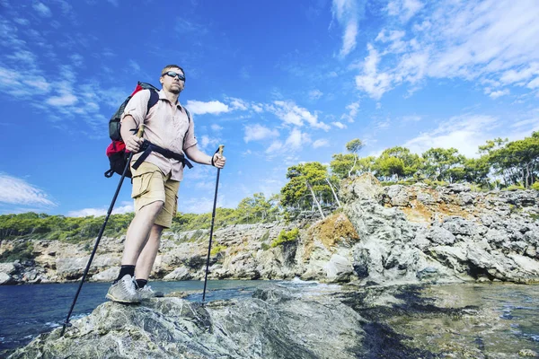 Caminata de verano en las montañas con una mochila y tienda de campaña . — Foto de Stock