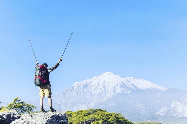 Caminata de verano en las montañas con una mochila y tienda de campaña . — Foto de Stock