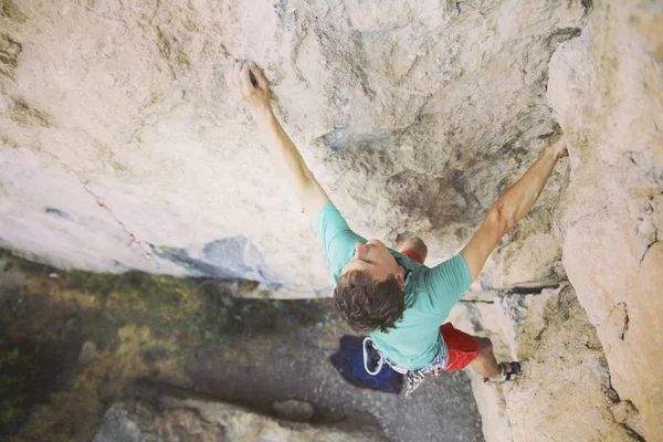 Rock-climbing in Turkey. The climber climbs on the route. Photo — Stock Photo, Image