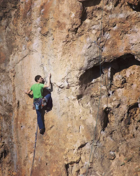 Homem Forte Supera Uma Rota Escalada Difícil Terreno Natural Alpinista — Fotografia de Stock