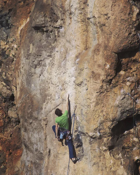 Homem Forte Supera Uma Rota Escalada Difícil Terreno Natural Alpinista — Fotografia de Stock