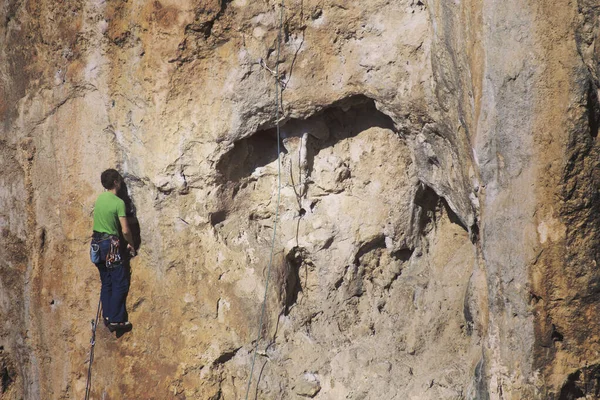 Homem Forte Supera Uma Rota Escalada Difícil Terreno Natural Alpinista — Fotografia de Stock