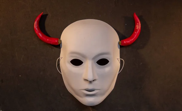 Máscara Branca Com Chifres Pimentas Vermelhas Fundo Preto — Fotografia de Stock