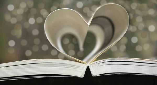 kalp şekilli açık kitap sayfası