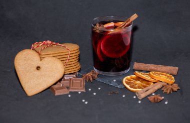 Kalp şeklinde kurabiyeler, çikolata ve sıcak şarap.