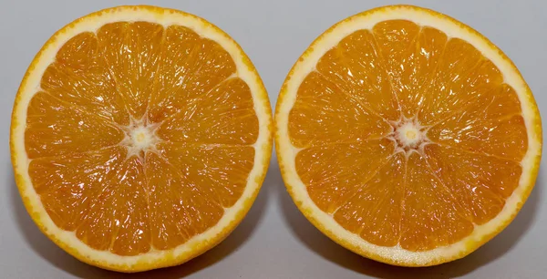一个橙子的两半 灰色背景 — 图库照片