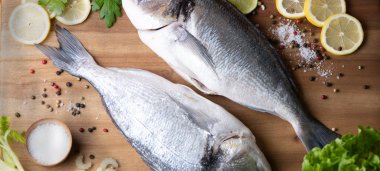 Kesme tahtasındaki taze balık