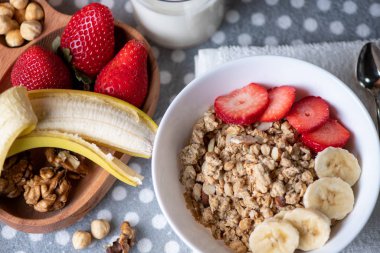 Süt, müsli, bal ve çilekli sağlıklı kahvaltı. 