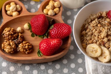 Süt, müsli, bal ve çilekli sağlıklı kahvaltı. 