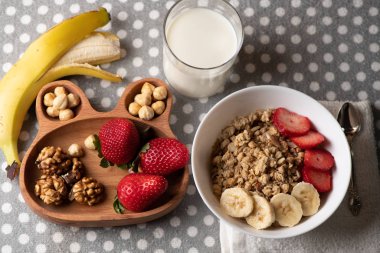 muz, çilek, fındık, granola, peynir ve bir bardak süt - sağlıklı bir kahvaltı