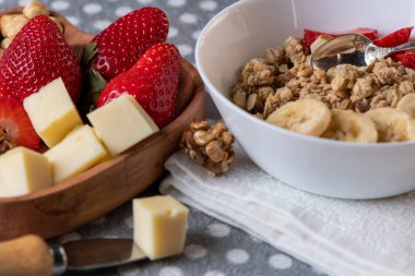 muz, çilek, fındık, granola, peynir ve bir bardak süt - sağlıklı bir kahvaltı
