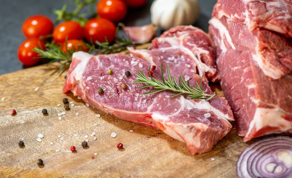 Carne Cruda Verduras Sobre Tabla Cortar Sobre Fondo Cemento Oscuro — Foto de Stock