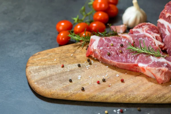 Carne Cruda Verduras Sobre Tabla Cortar Sobre Fondo Cemento Oscuro — Foto de Stock