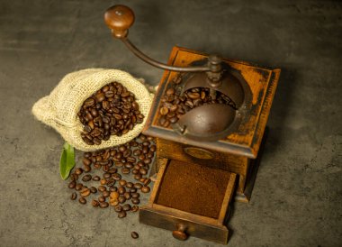 Kahve öğütücüsü ve çimento üzerine fasulye.