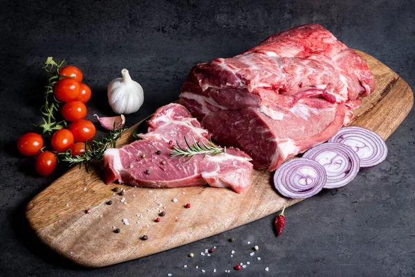 Carne Cruda Una Tabla Cortar — Foto de Stock