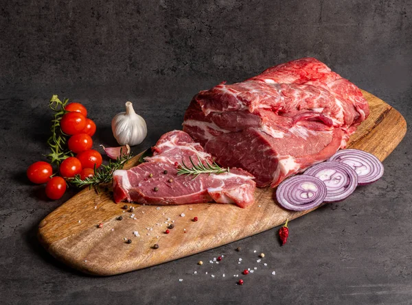 Carne Cruda Una Tabla Cortar — Foto de Stock