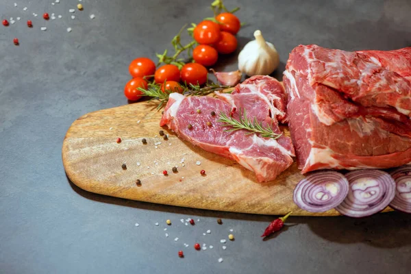 Carne Cruda Una Tabla Cortar — Foto de Stock