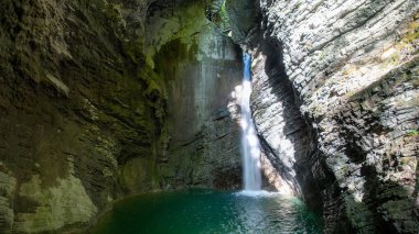 Boynuz nehrinin geçidinde şelale.