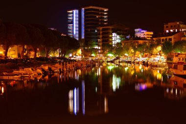 Akşamın geç saatlerinde sessiz bir göl.