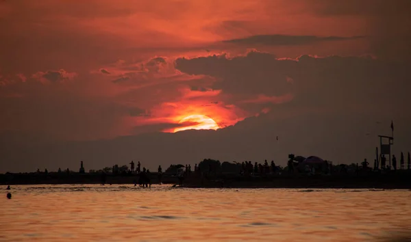 Feuerroter Sonnenuntergang Strand Blick Vom Meer — Stockfoto