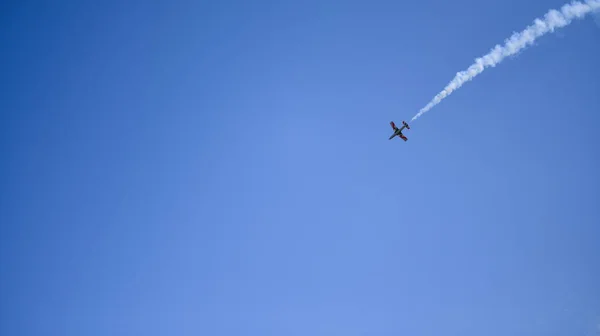 Avión Contra Cielo Azul Vuela Desde Esquina Superior Derecha — Foto de Stock