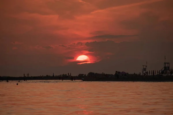 Coucher Soleil Rouge Ardent Sur Plage Vue Mer — Photo